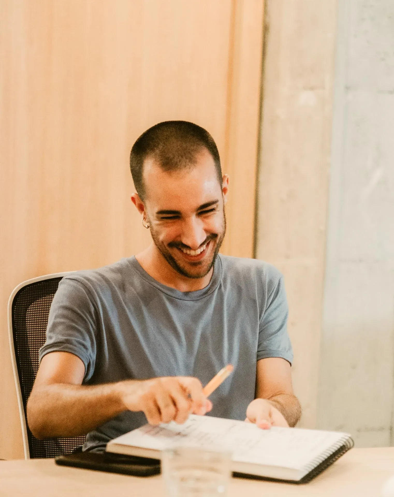 Hombre sonriendo durante una reunión en Neurona Center