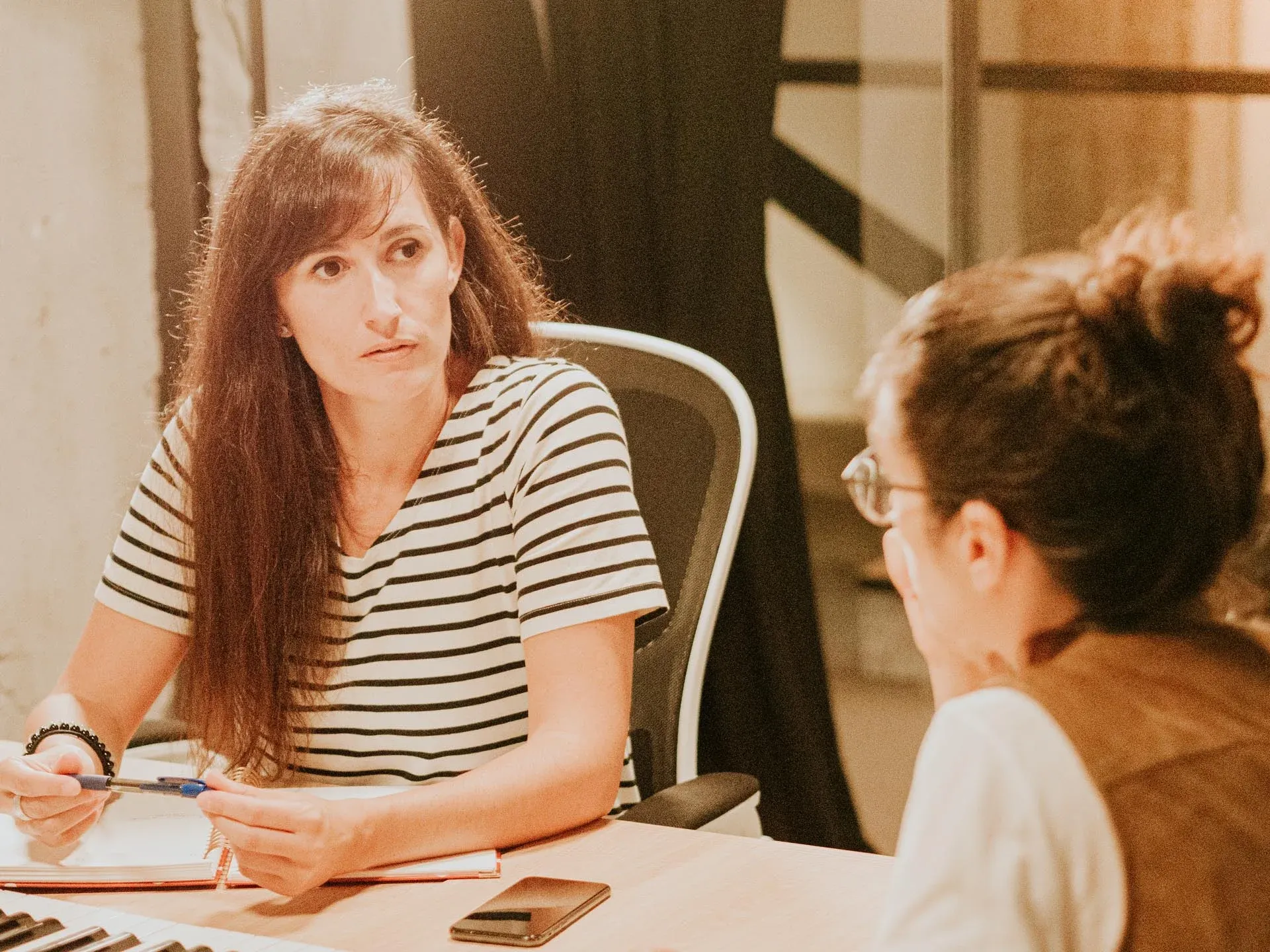 Mujeres conversando en la sala de reuniones de Neurona Center, Málaga