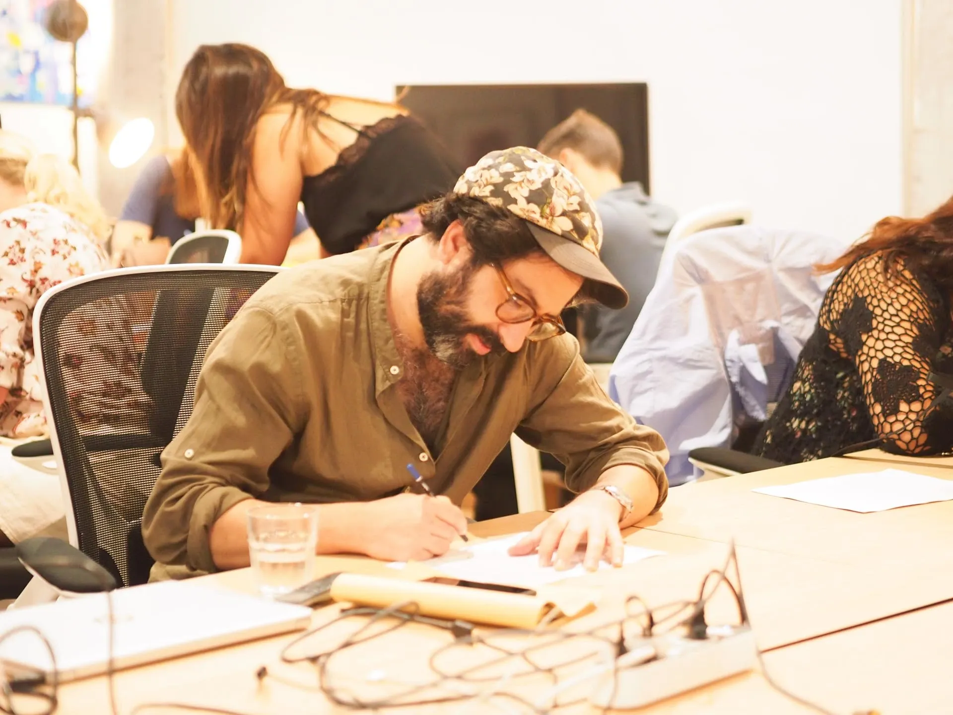 Participante escribiendo en un taller creativo en Neurona Center, Málaga