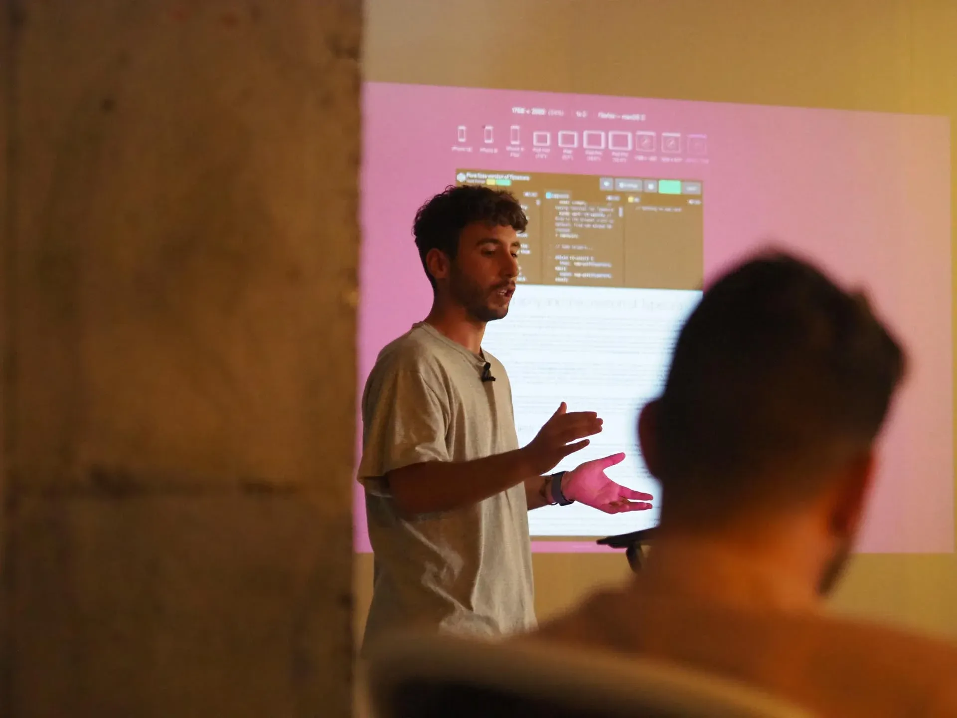 Presentación con portátil en un evento en Neurona Center, Málaga