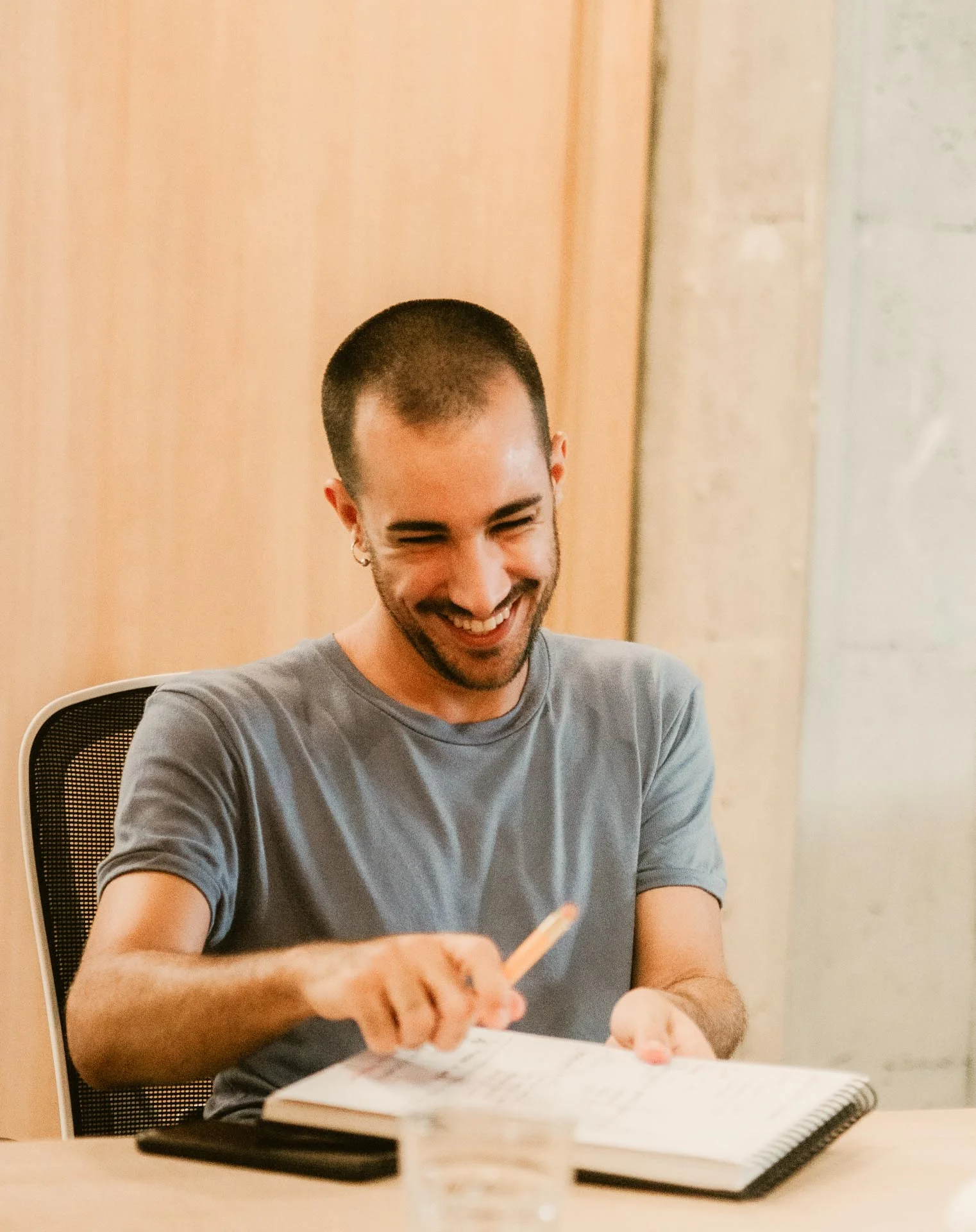 Hombre sonriendo durante una reunión en Neurona Center