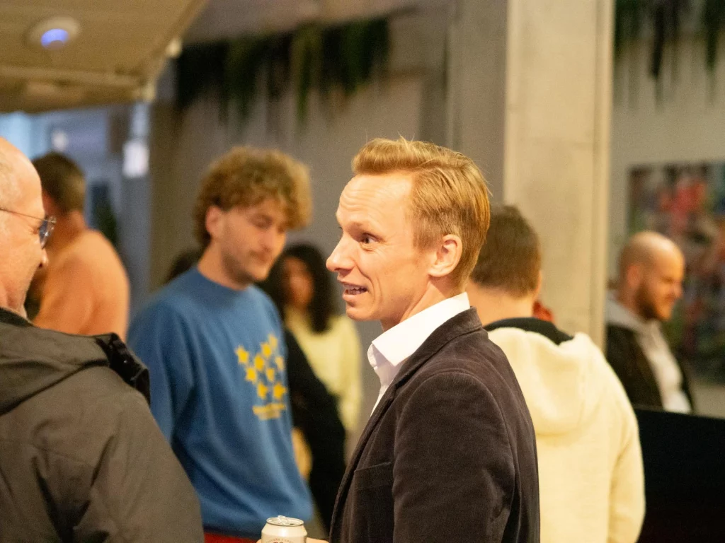 Networking en Neurona Center Málaga Grupo de asistentes conversando en un evento de networking en Neurona Málaga