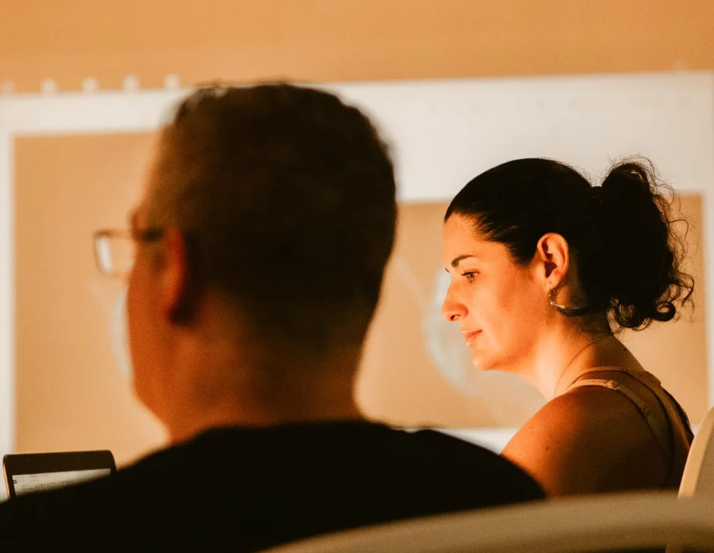 Personas participando en taller Grupo de personas trabajando en un taller con proyección