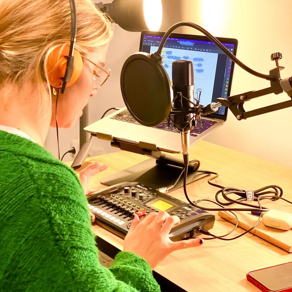 Grabación de podcast en coworking Málaga Mujer grabando un podcast profesional en un espacio de coworking