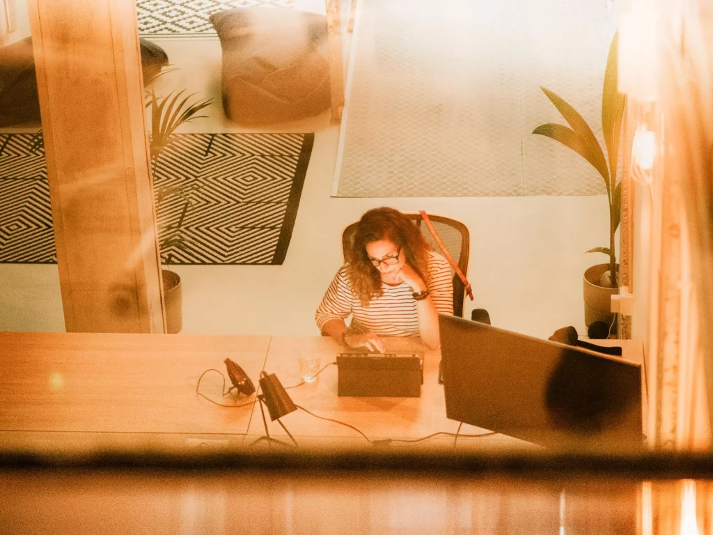 Trabajo concentrado en Neurona Center Mujer trabajando concentrada en coworking en Málaga — Neurona Center