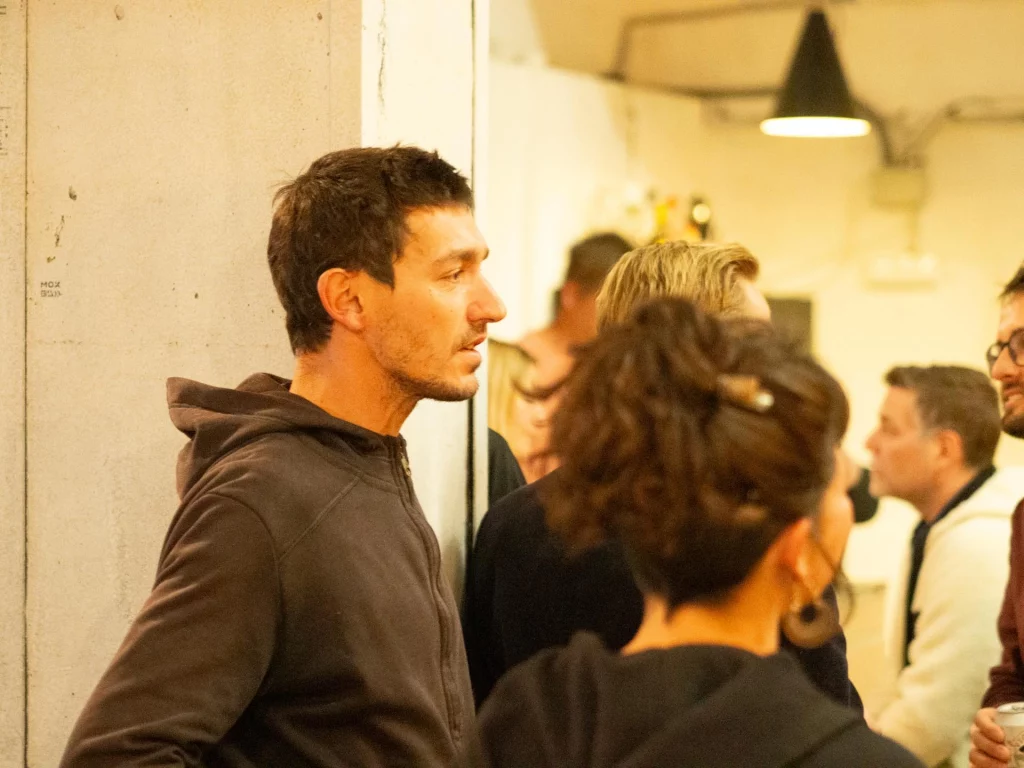 Encuentro social en Neurona Center Málaga Personas conversando en un evento de Neurona Center Málaga