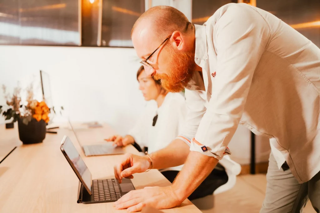 Productividad en la sala de reuniones Neurona Center Personas trabajando en sus portátiles en la sala de reuniones Neurona Center Málaga