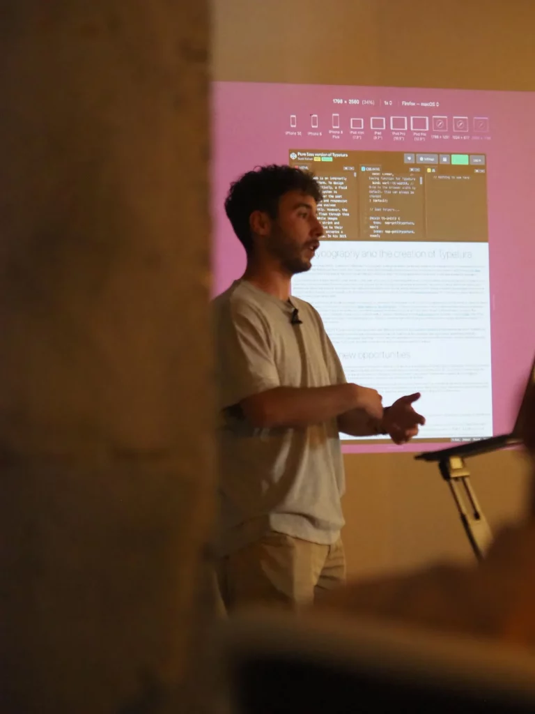 Charla con proyección Presentador con portátil dando una charla con proyección en Neurona Center Málaga