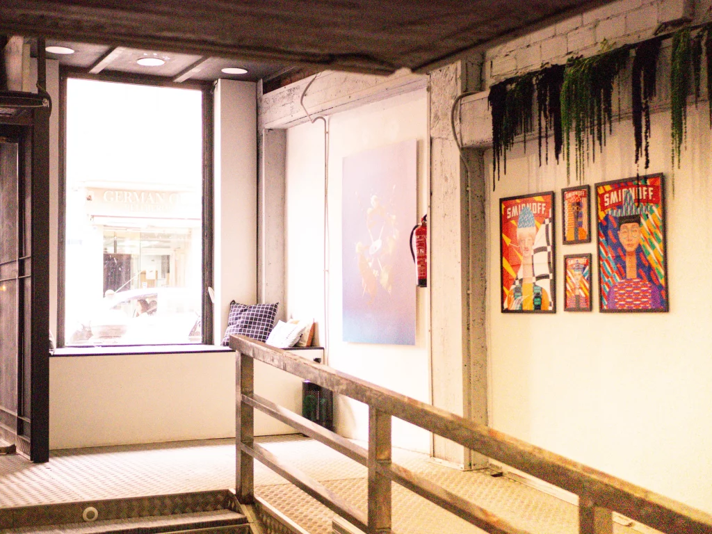 Entrada con luz natural y rampa accesible Entrada luminosa con rampa y arte en las paredes de Neurona Center en Málaga